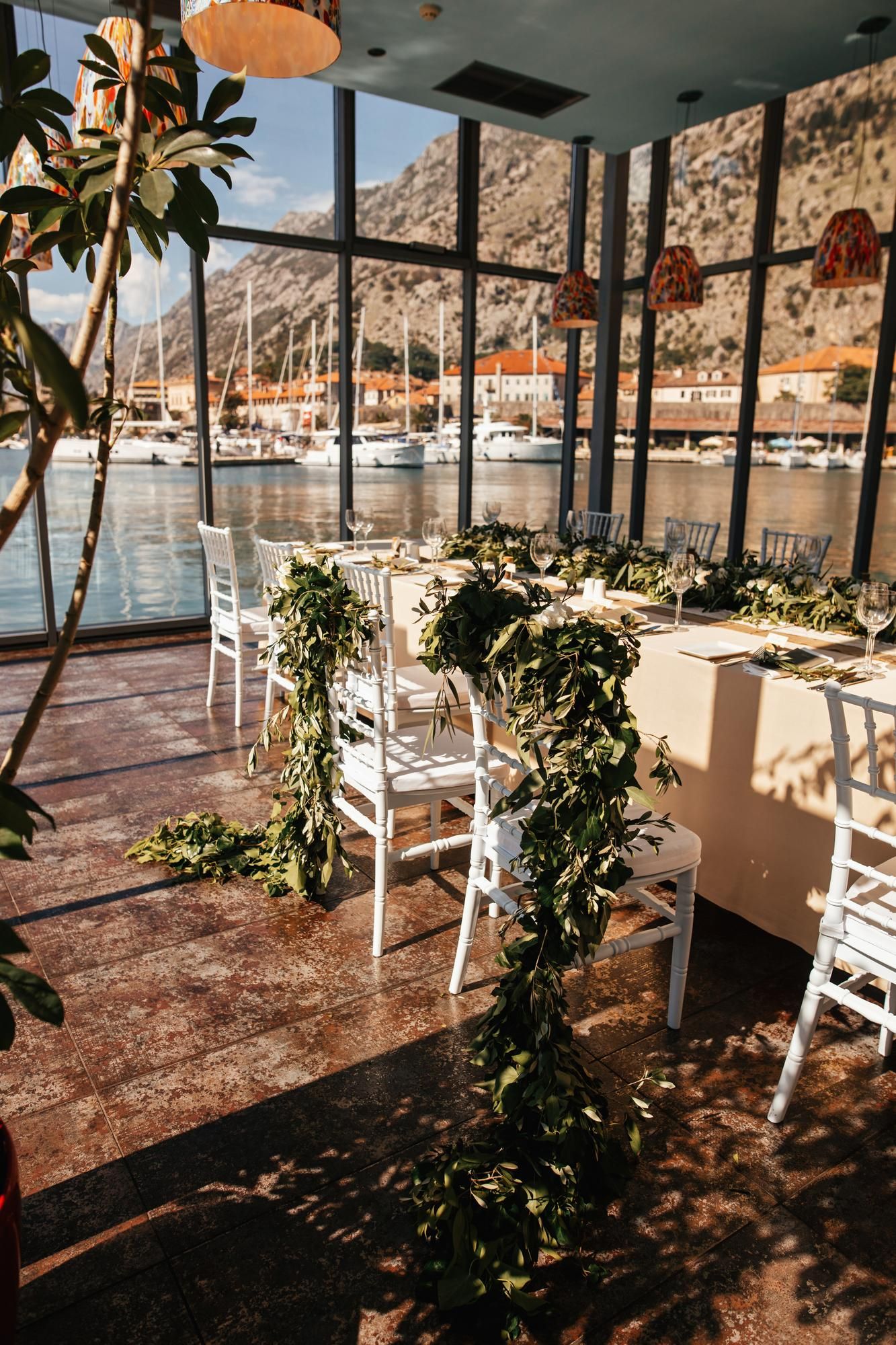 Tavolo nuziale elegantemente decorato con vista lago durante un servizio di catering per matrimoni.